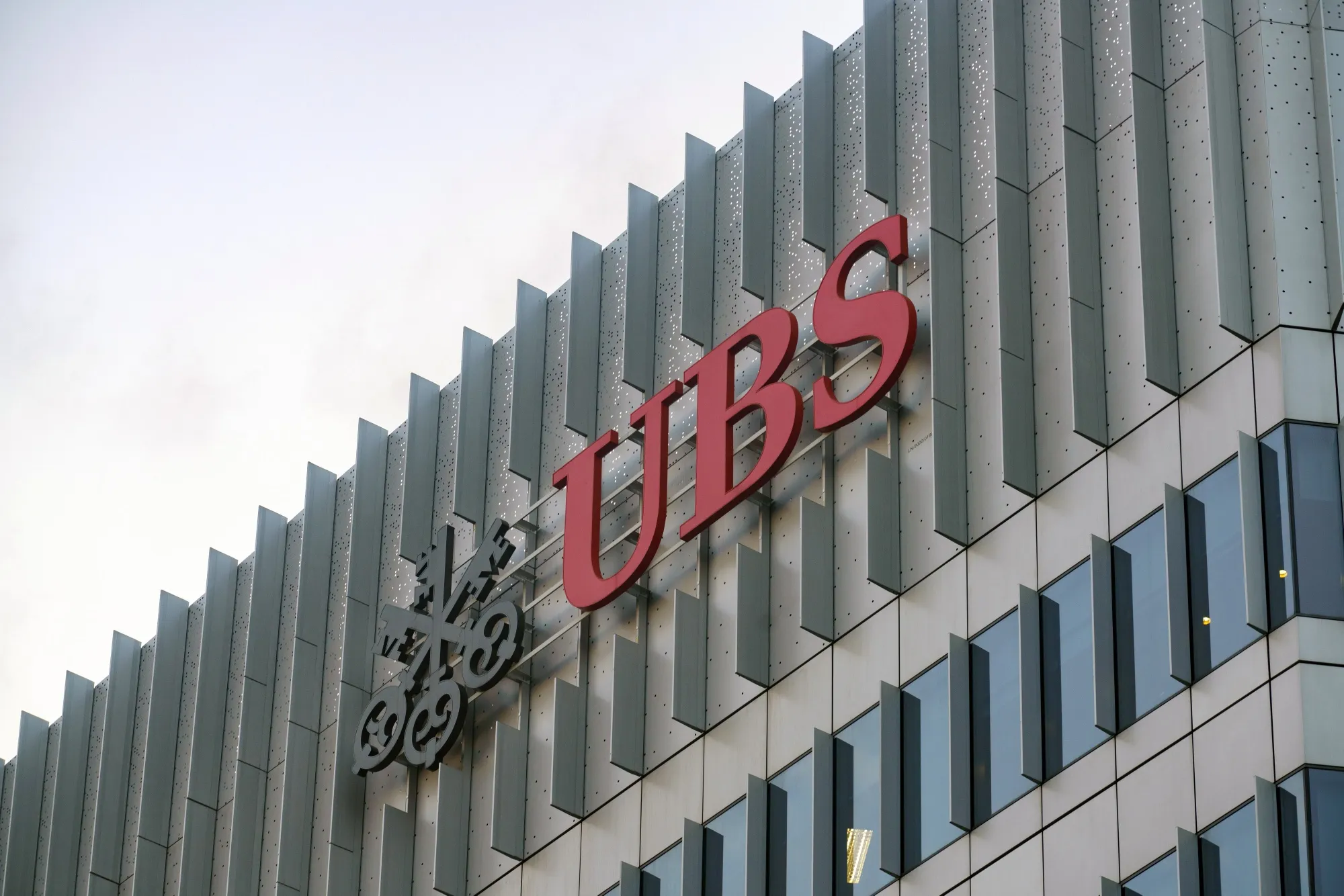 ＵＢＳ、クレディ・スイス従業員の半数余りの削減準備－関係者 - Bloomberg