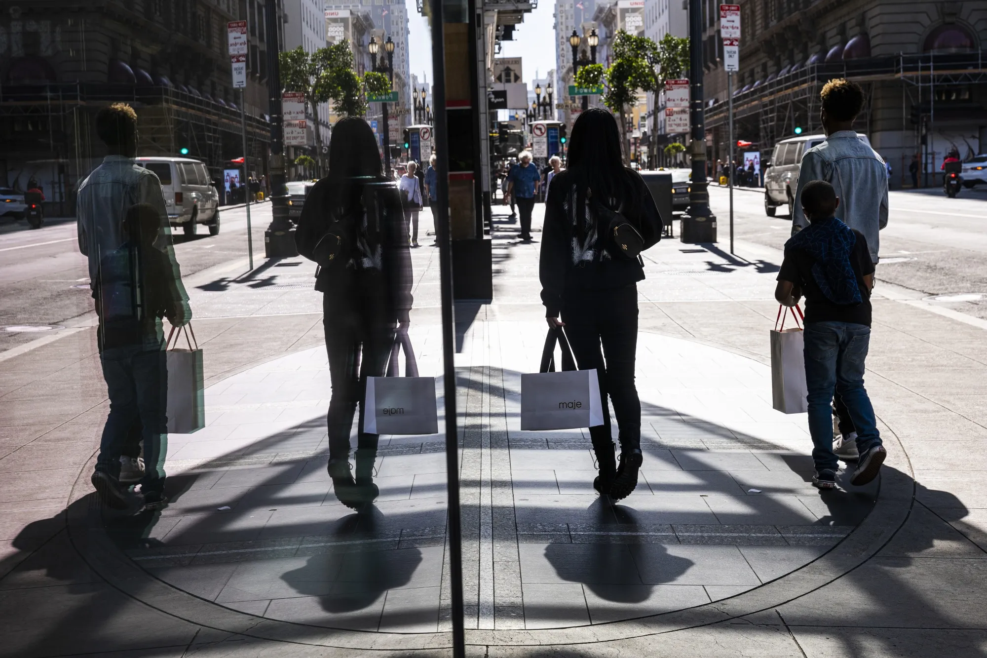 Pedestrians carry shopping bags&nbsp;in San Francisco.