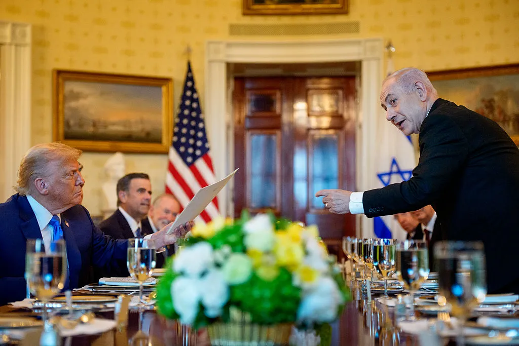 &nbsp;Benjamin Netanyahu hands Donald Trump the letter he sent to the Nobel Peace Prize committee.