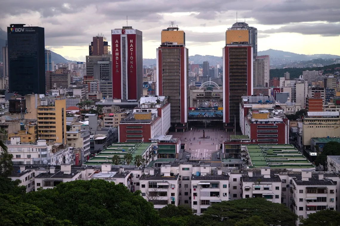 Las Torres Simón Bolívar, en el centro, y el edificio de la Asamblea Nacional, en el centro a la izquierda, en Caracas.