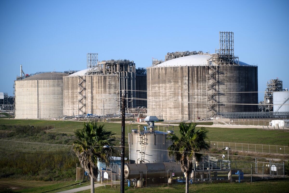 bloomberg.com - Julian Hast - US Natural Gas Drops on Warmer Outlook, Seasonal Storage Shift