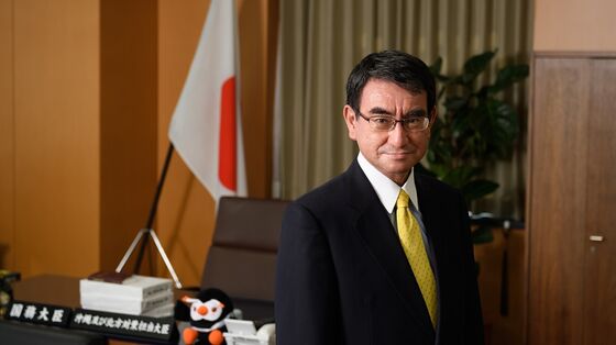 Japan’s Kono May Get Rival’s Backing in PM Race, Report Says