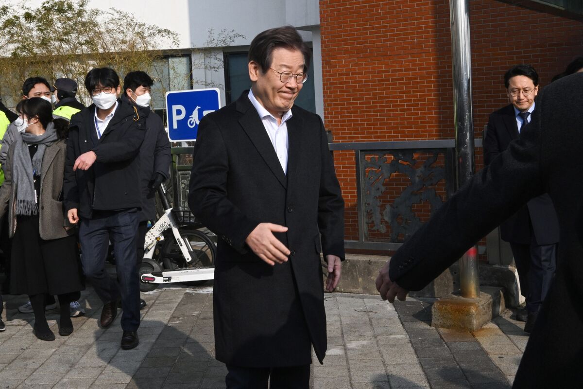 South Korean Party Leader Was Stabbed by Stalker Over Politics - Bloomberg