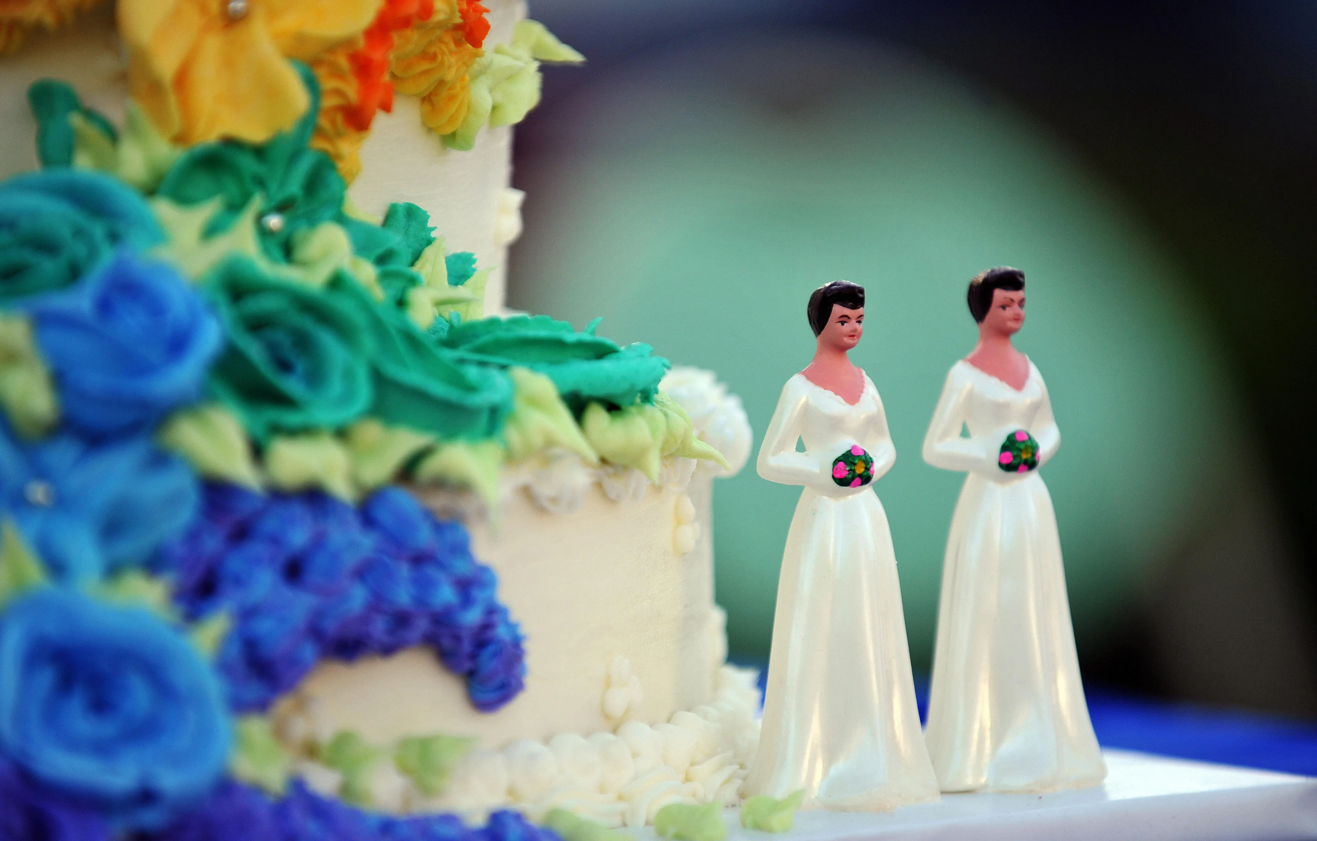 A wedding cake with statuettes of two wo