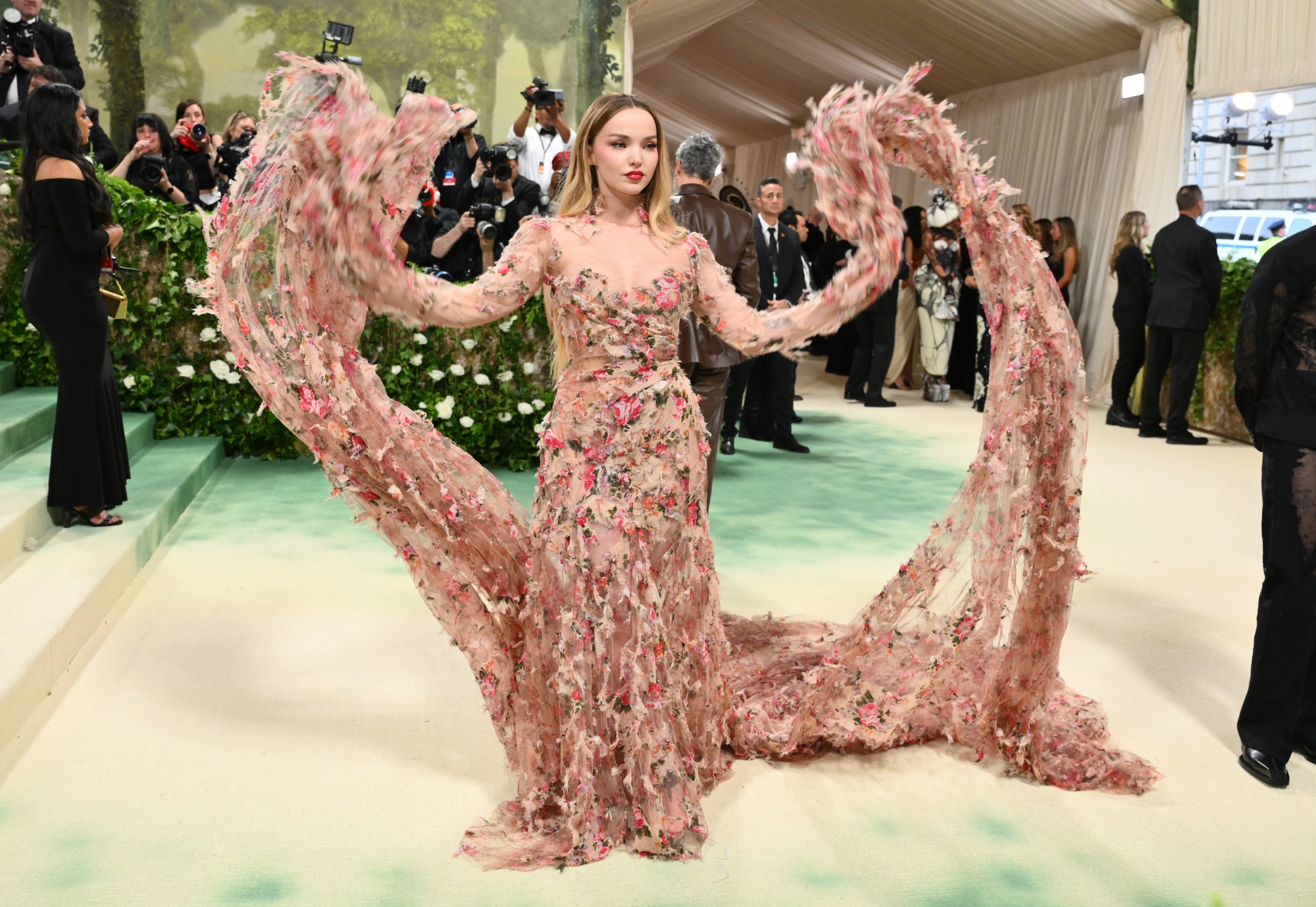 Met Gala 2024: Zendaya, J Lo, Gigi Hadid, the Kardashians Among Standout  Stars - Bloomberg