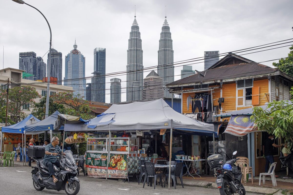 Petronas Dividends to Malaysia to Fall 38% on Oil Price Slump