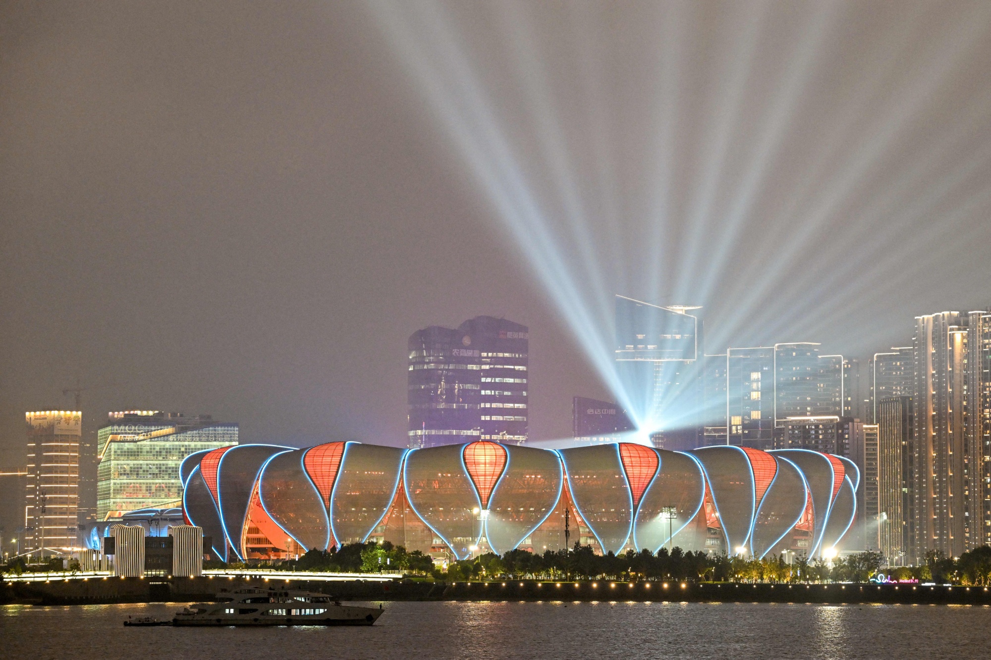 World's largest NBA store opens in Guangzhou