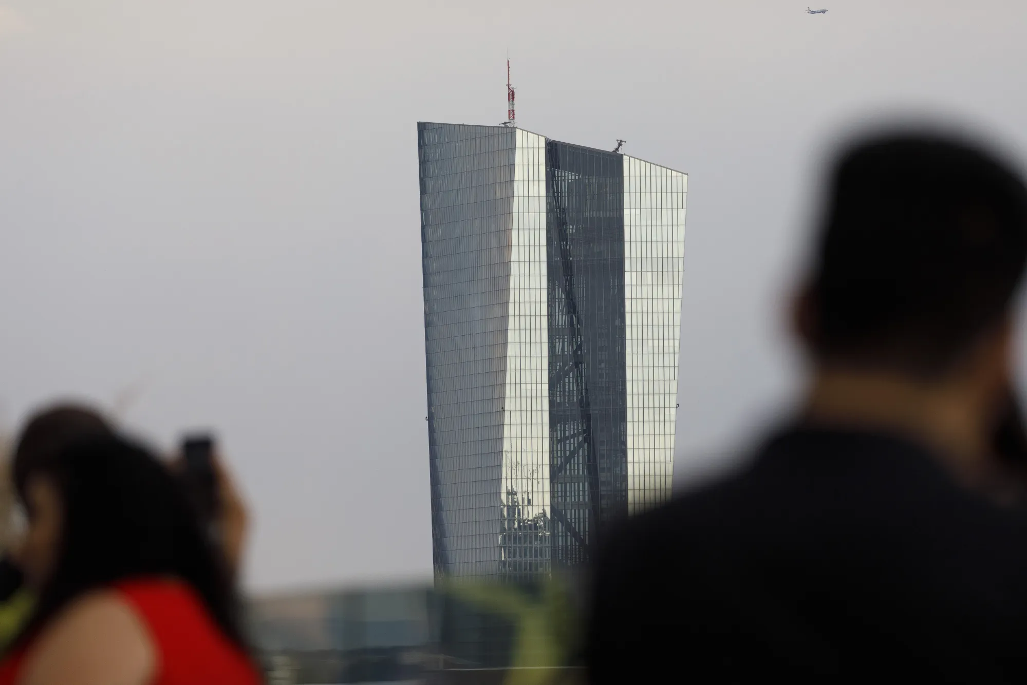 Here's Why the Treasury Drop Is Unlikely to Spell Doom for Bunds