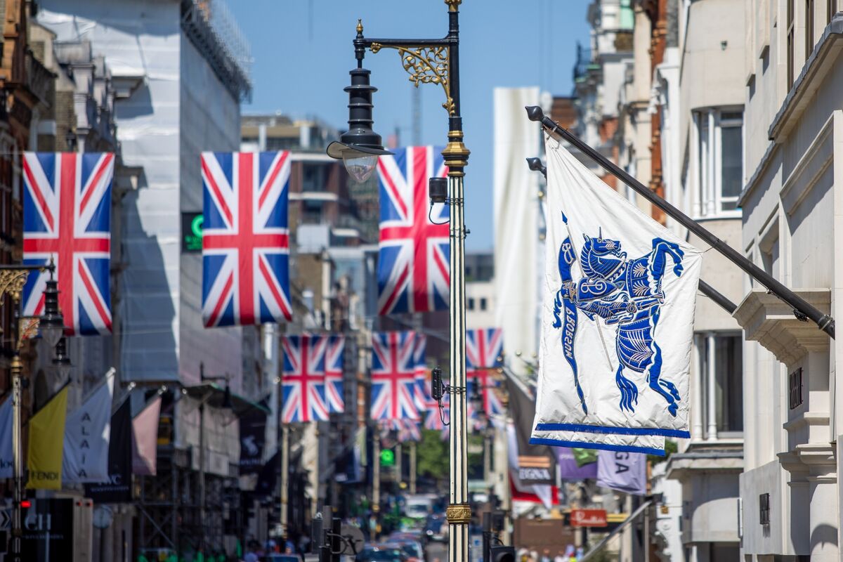 Burberry to Rejoin UK Blue-Chip Benchmark After One-Year Absence