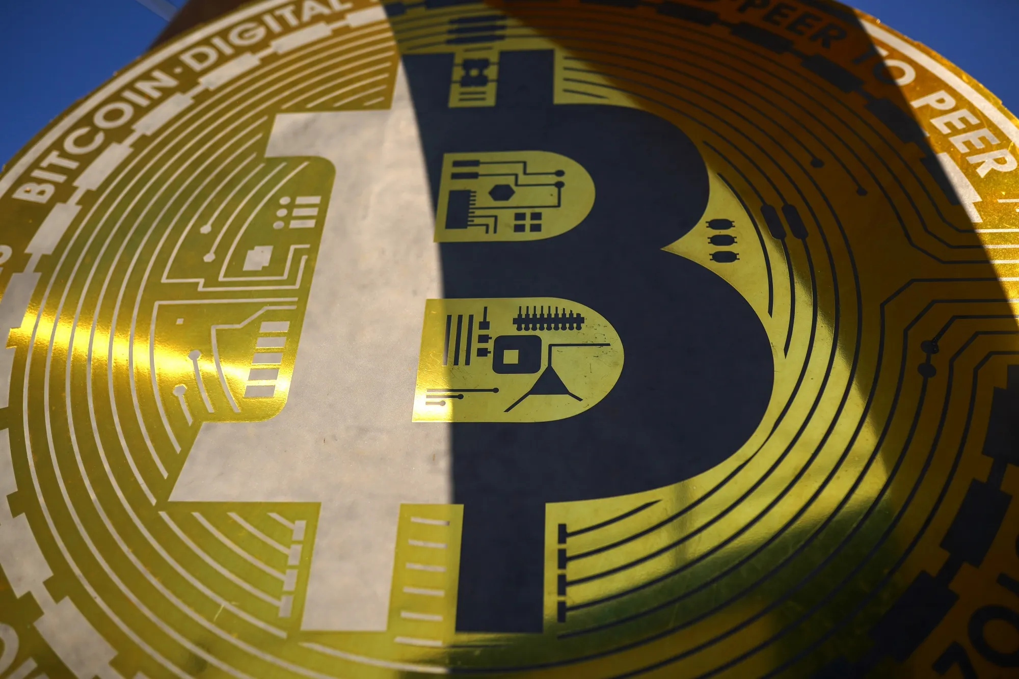 トランプ効果でビットコイン独り勝ち、他の多くの仮想通貨置き去りに - Bloomberg