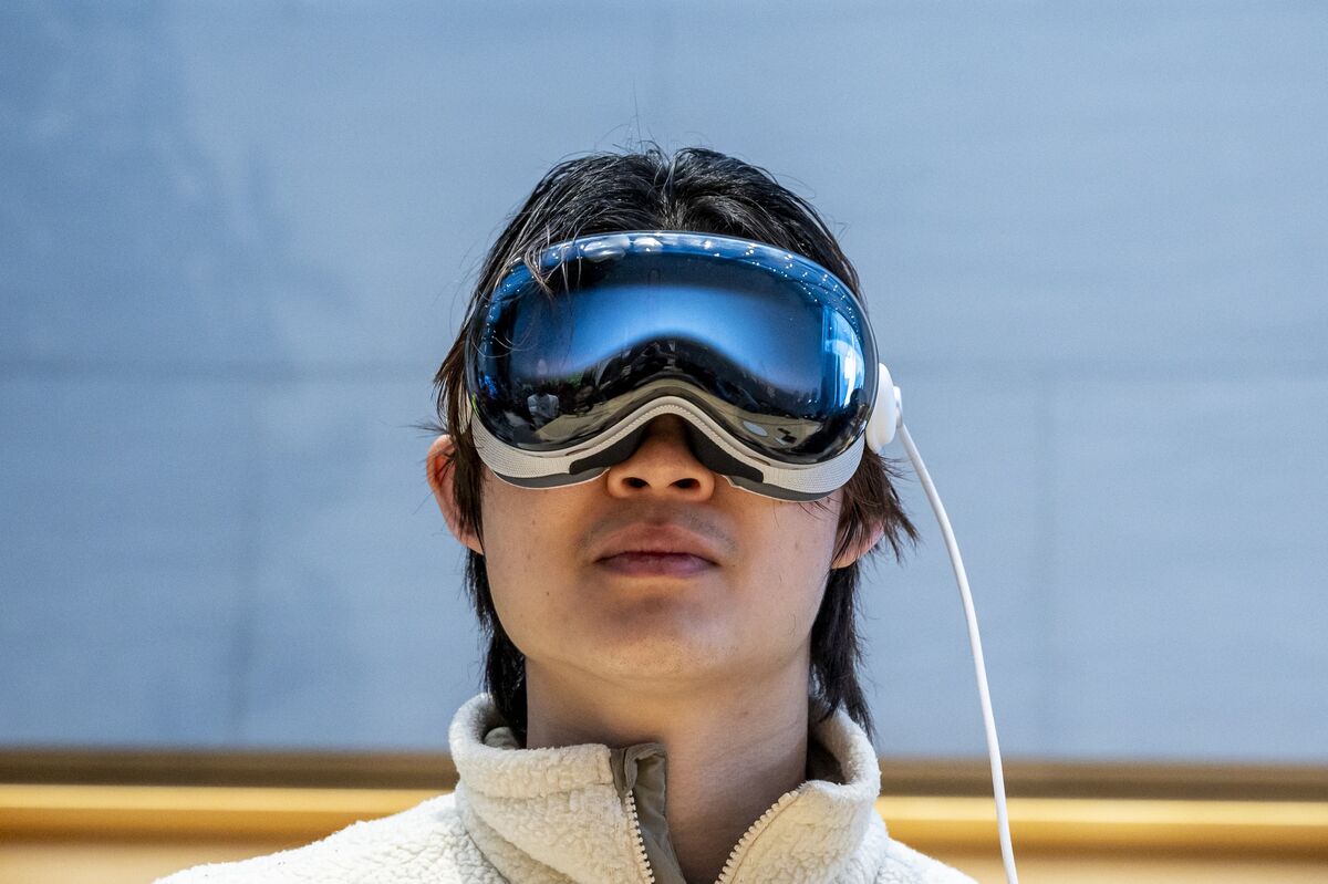 A look at Apple's plans for Vision headsets and AR glasses, M4 Macs, reasons for limiting Apple Intelligence to the latest iPhones and delaying it in the EU (Mark Gurman/Bloomberg)