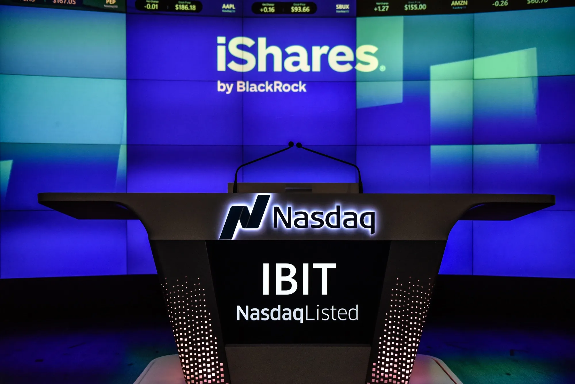 Bitcoin Spot-ETF Flow Race Dominated by Fidelity, BlackRock (FBTC, IBIT) -  Bloomberg