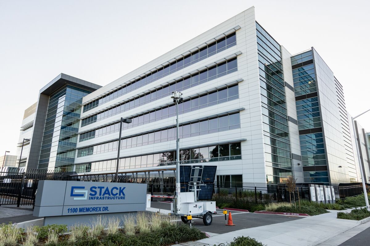 BlackRock-Backed AIP Said to Be Interested in Stack Data Centers