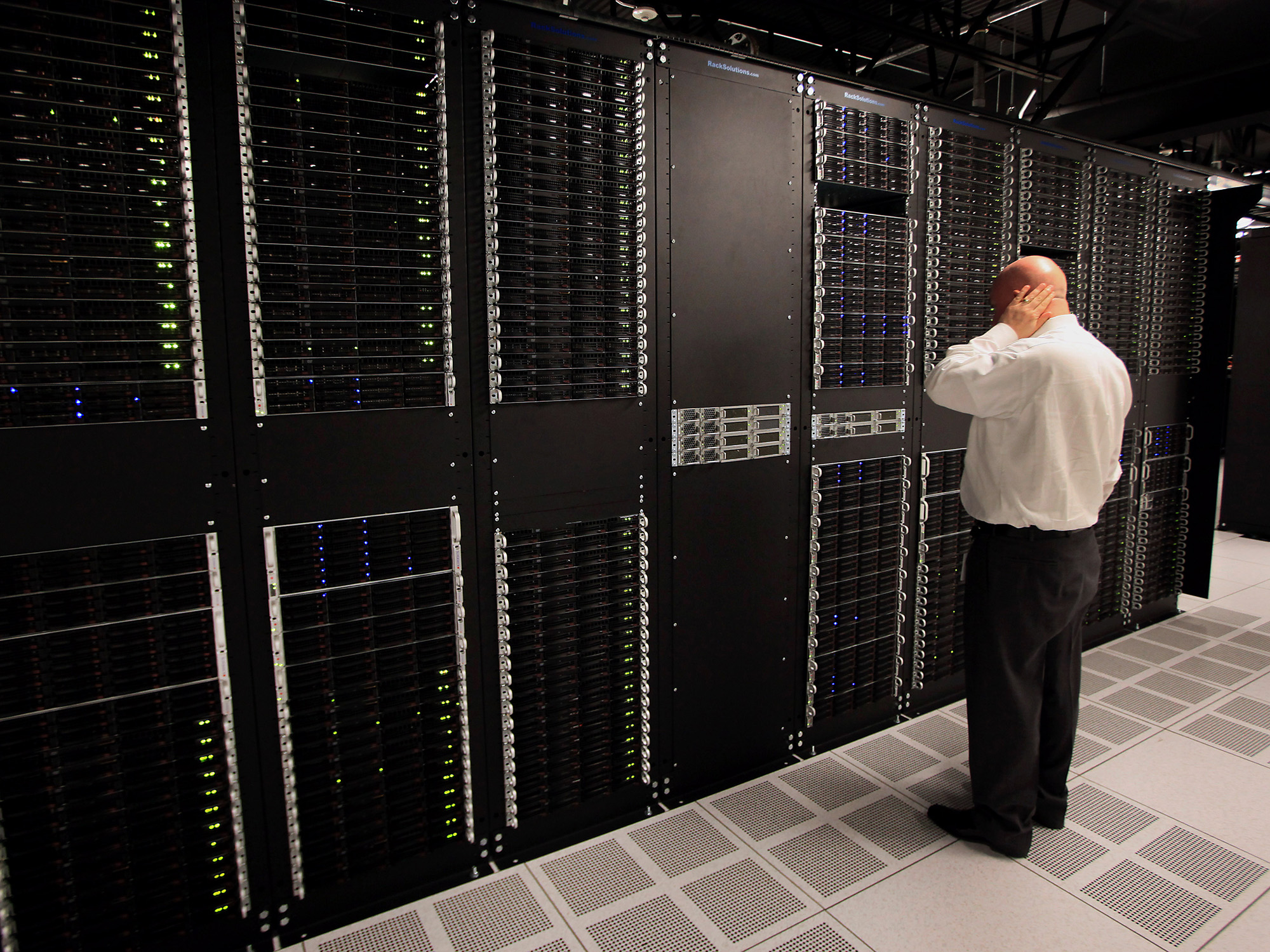 Big units. Сервер IBM. Серверное оборудование IBM. Сервера от IBM. Сервера IBM фотографии.