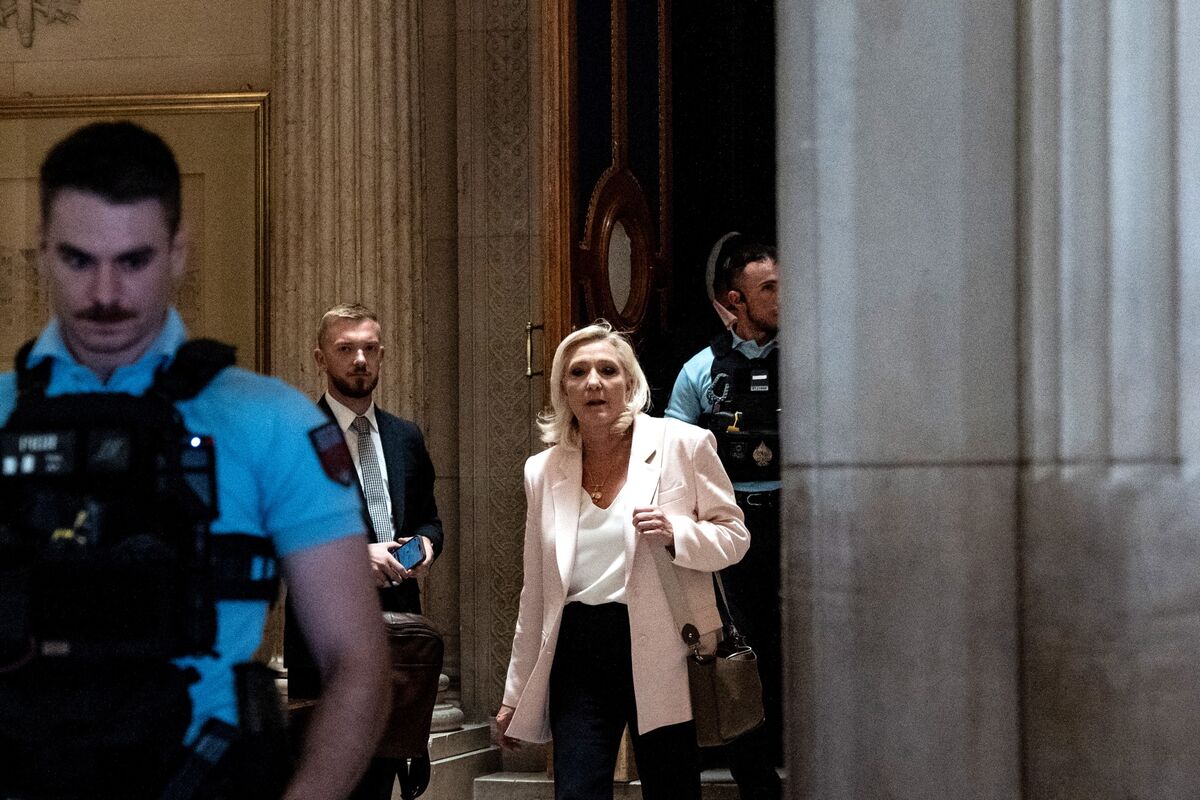 Farage Quits to Seek New Mandate, Le Pen Cleared to Run in France