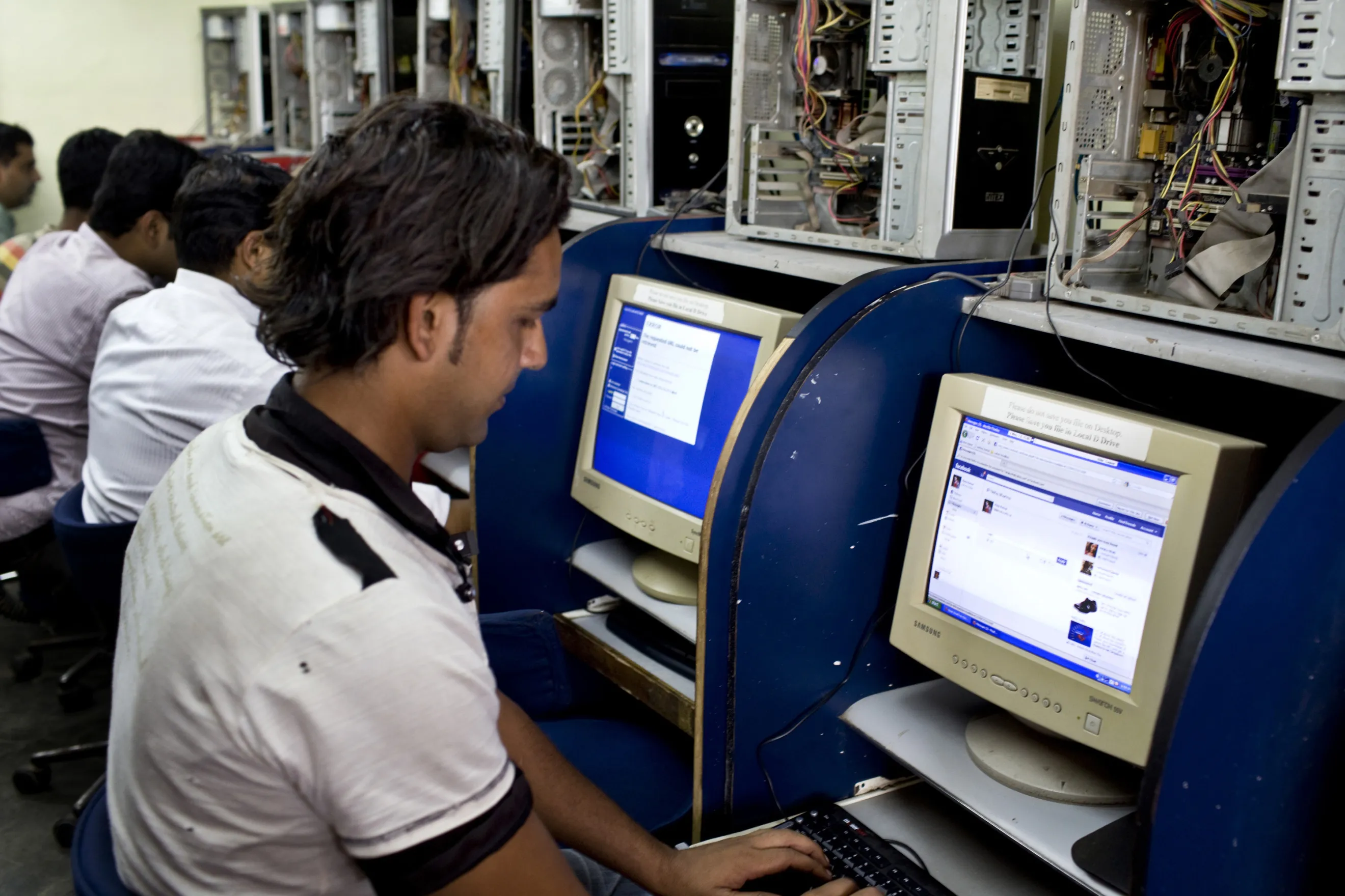 Facebook Users Pick Smartphones Over Water on India Social Media Boom