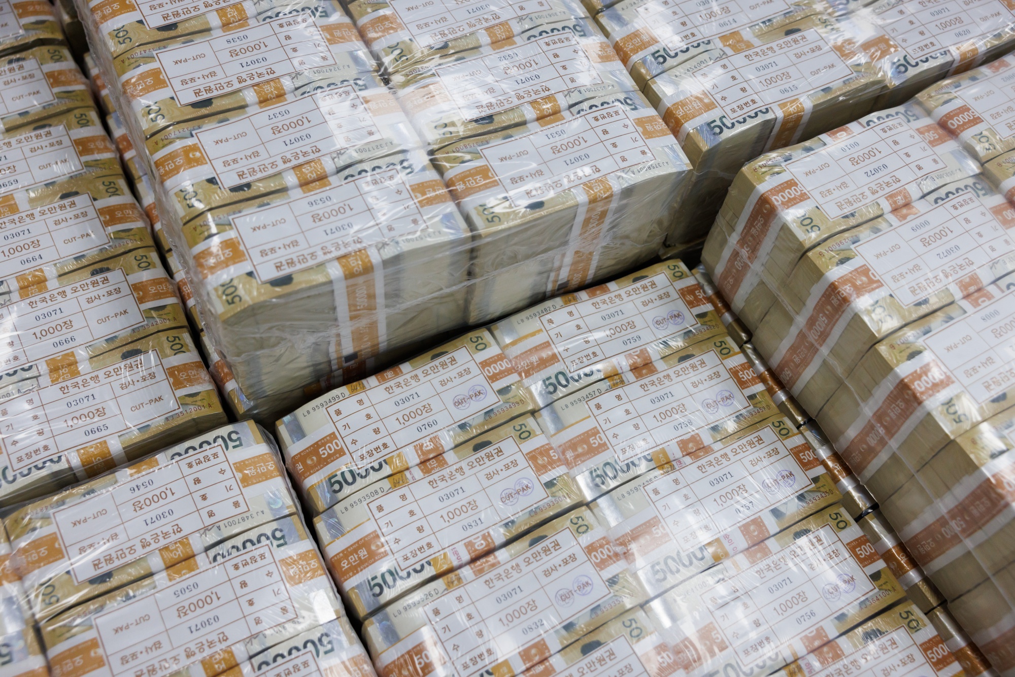 BOK Stands Pat as Board Wary of Weak Won, Property Market Rally