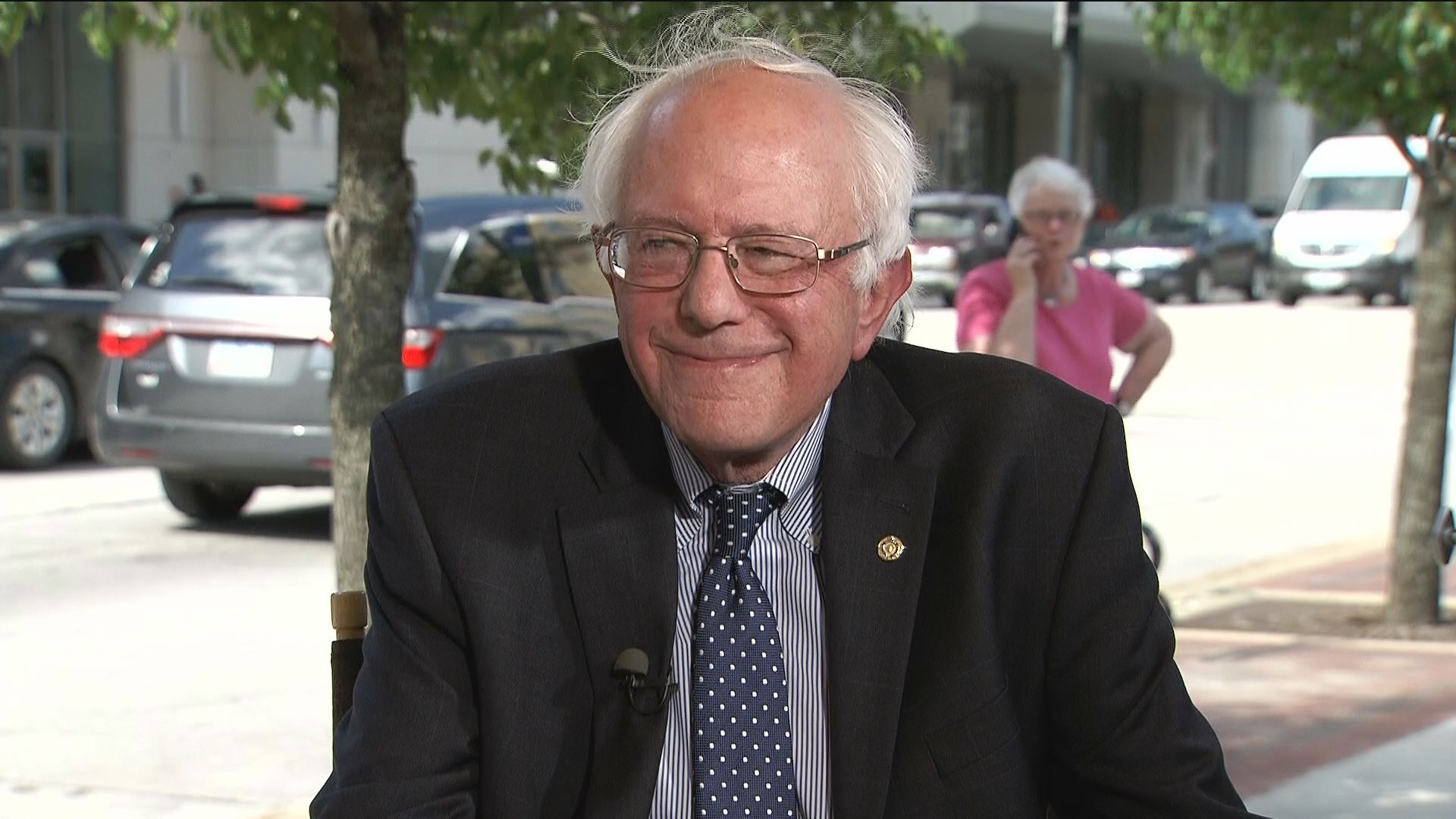 Who Carries Presidential Candidate Bernie Sanders’ Bags? Bloomberg