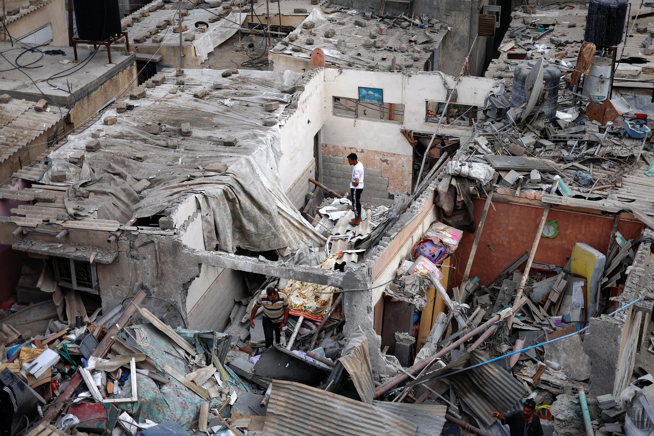 Palestinians check the damage after Israeli strikes on houses, amid the conflict between Israel and Palestinian Islamist group Hamas, in Khan Younis, in southern Gaza, on Oct.&nbsp;29, 2023.&nbsp;