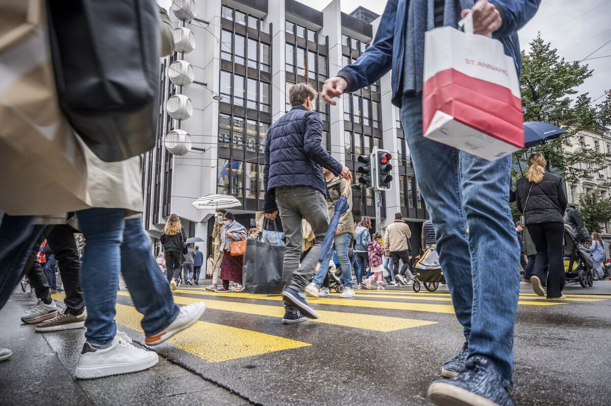 🟪"Inflazione Negativa in Svizzera: Pressione sui Politici per Ridurre i Costi di Prestito"