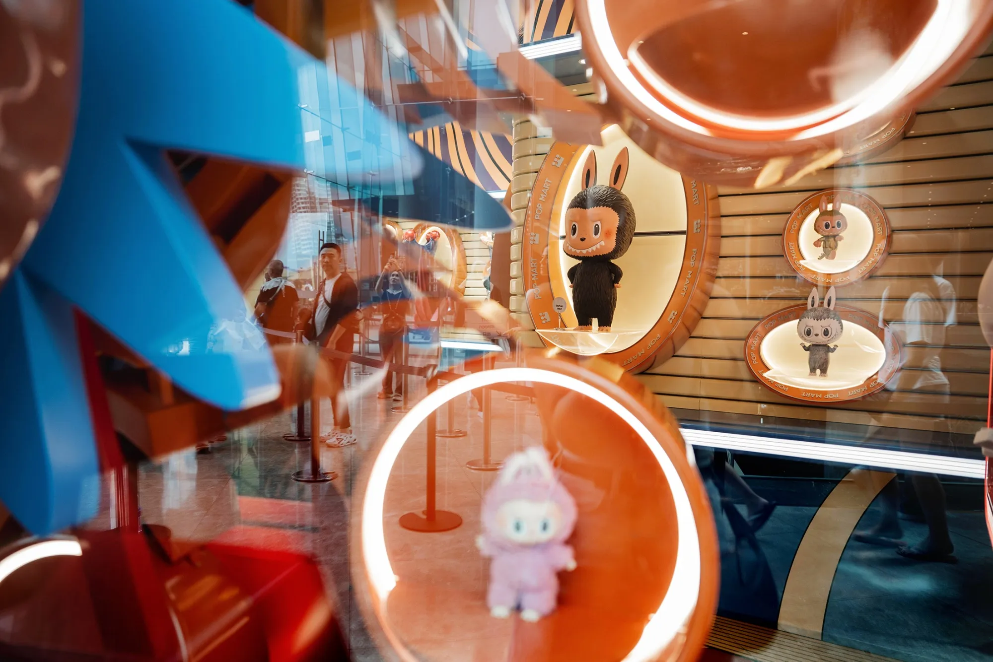 Labubus exhibidos en una tienda insignia Pop Mart recién inaugurada en Bangkok, Tailandia. La demanda de muñecos coleccionables está en auge, lo que está generando una economía que abarca desde la reventa hasta el alquiler.