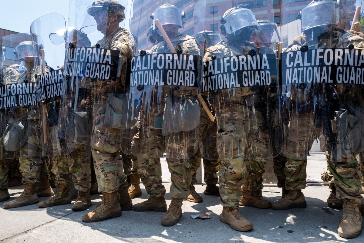 🟪"Conflitto tra California e Casa Bianca: Trump dispiega 2.000 soldati della Guardia Nazionale"