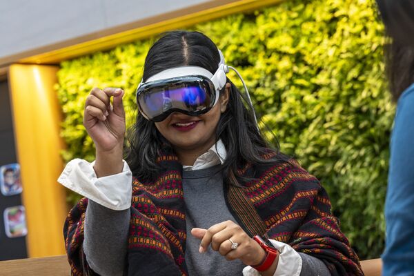 Apple Launches Vision Pro Mixed Reality Headset