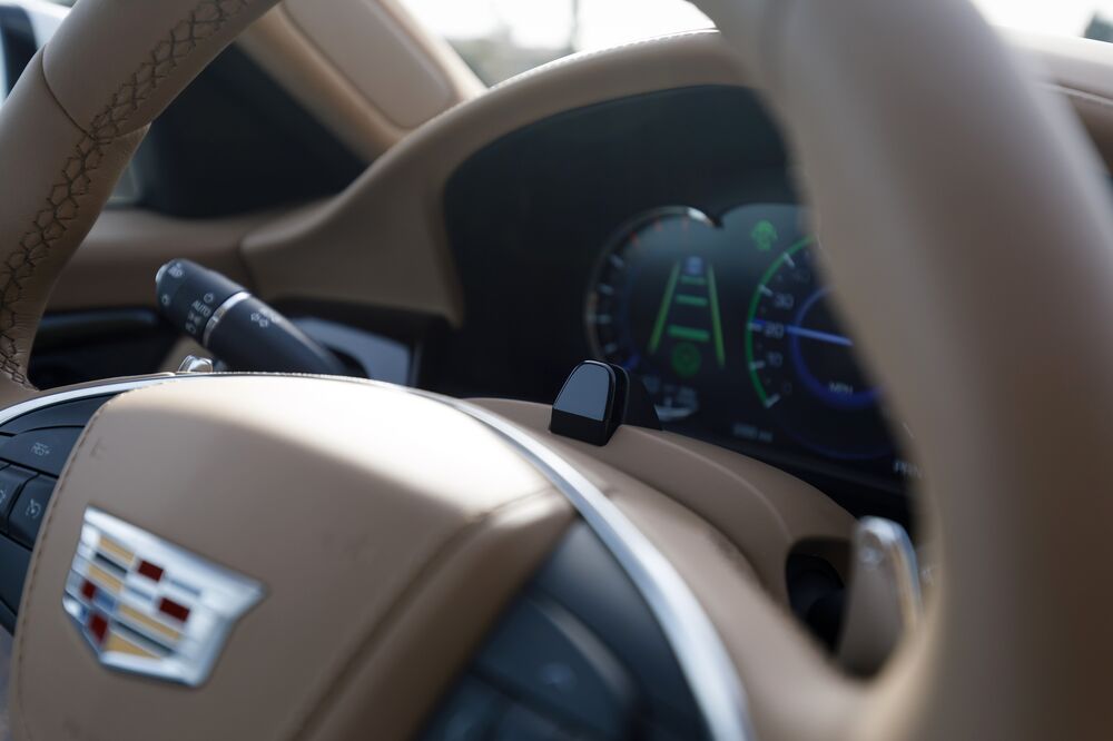 Cars That Steer Themselves Struggle To Keep Drivers Engaged Bloomberg Gm S Super Cruise