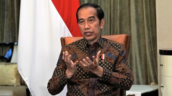 Jokowi Backs Central Bank Mandate to Aid Indonesia’s Growth