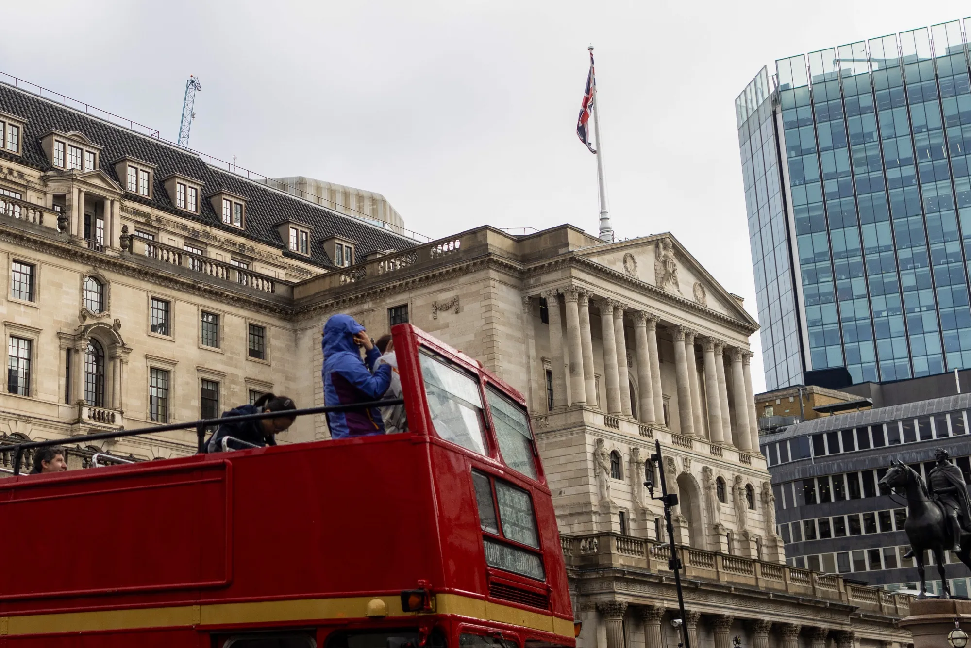 Traders Boost UK Rate-Cut Bets on Signs BOE Won’t Fight Market - Bloomberg