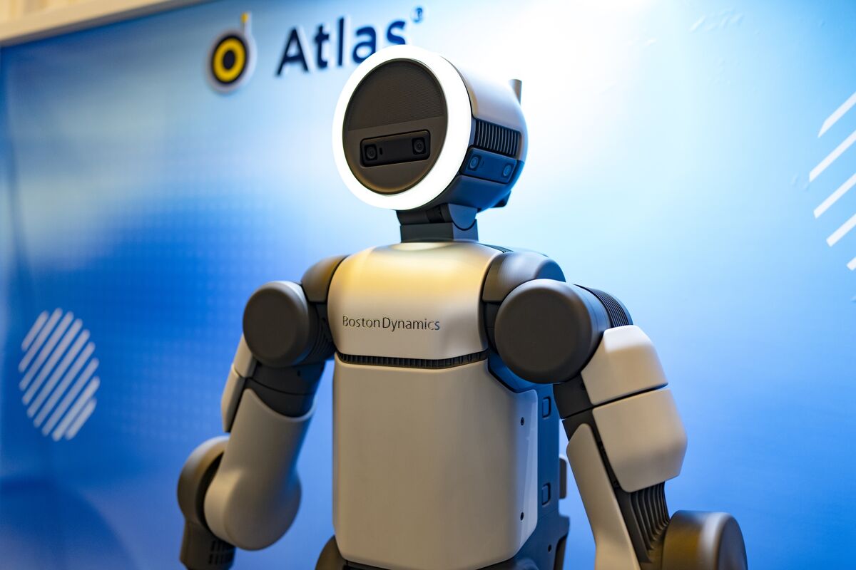 bloomberg.com - Hyonhee Shin - Hyundai Motor Workers Strike Over Bonuses, Robot Job Security
