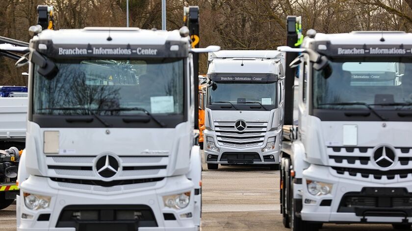 Daimler Truck Gains In Debut After Historic Split From Mercedes Bloomberg