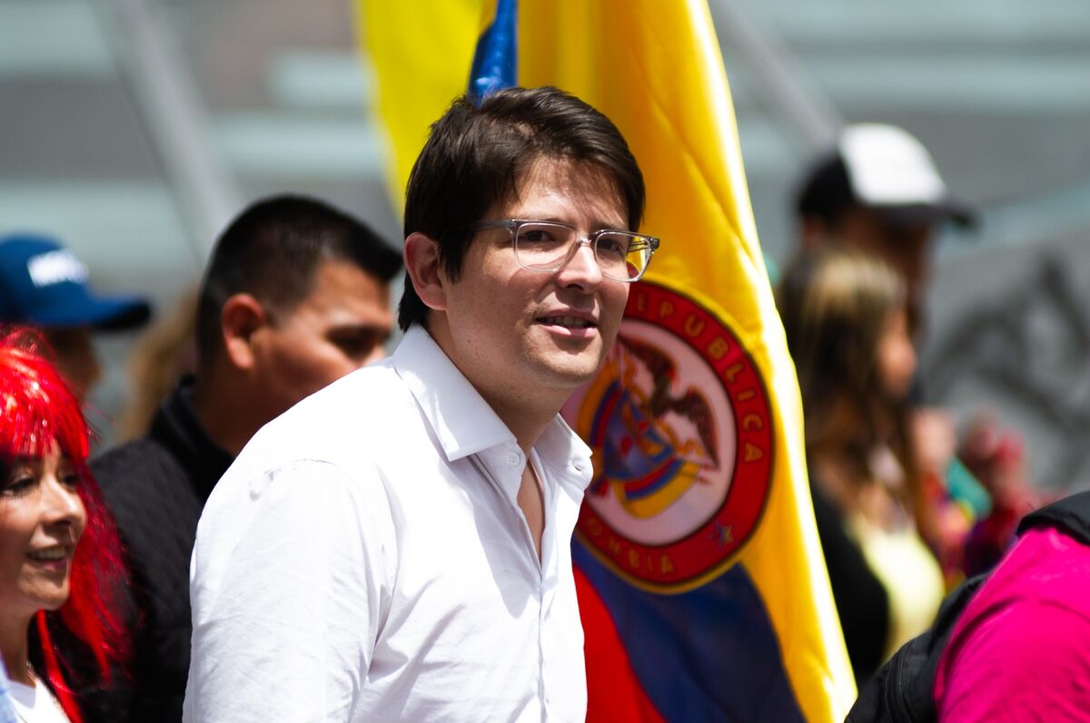 🟪"Colombia in Allerta: Miguel Uribe Ferito Durante Evento Elettorale a Bogotà"