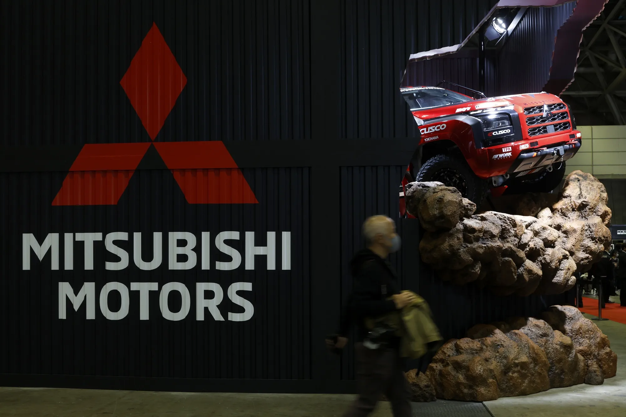 &nbsp;

Mitsubishi Motors, which is 24.5% owned by Nissan, signed a preliminary agreement to explore joining the deal with Honda, saying it expects to firm up the decision, also by the end of January.