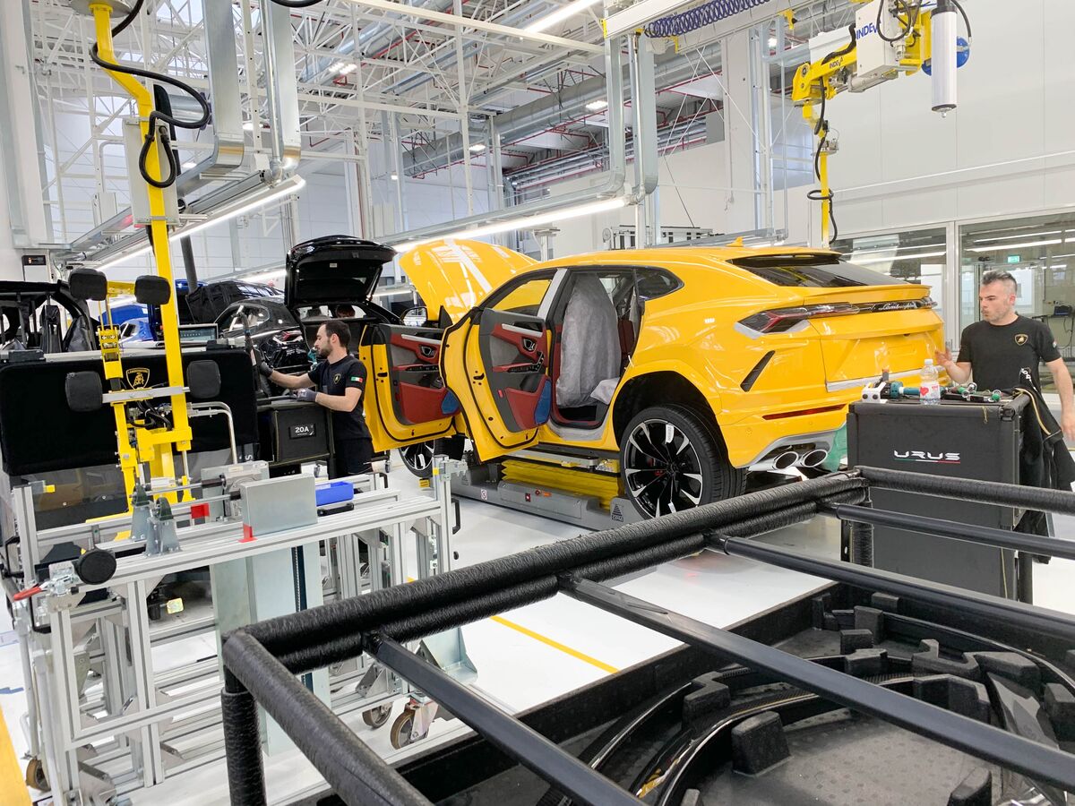 Deep Inside the Lamborghini Urus Factory - Bloomberg