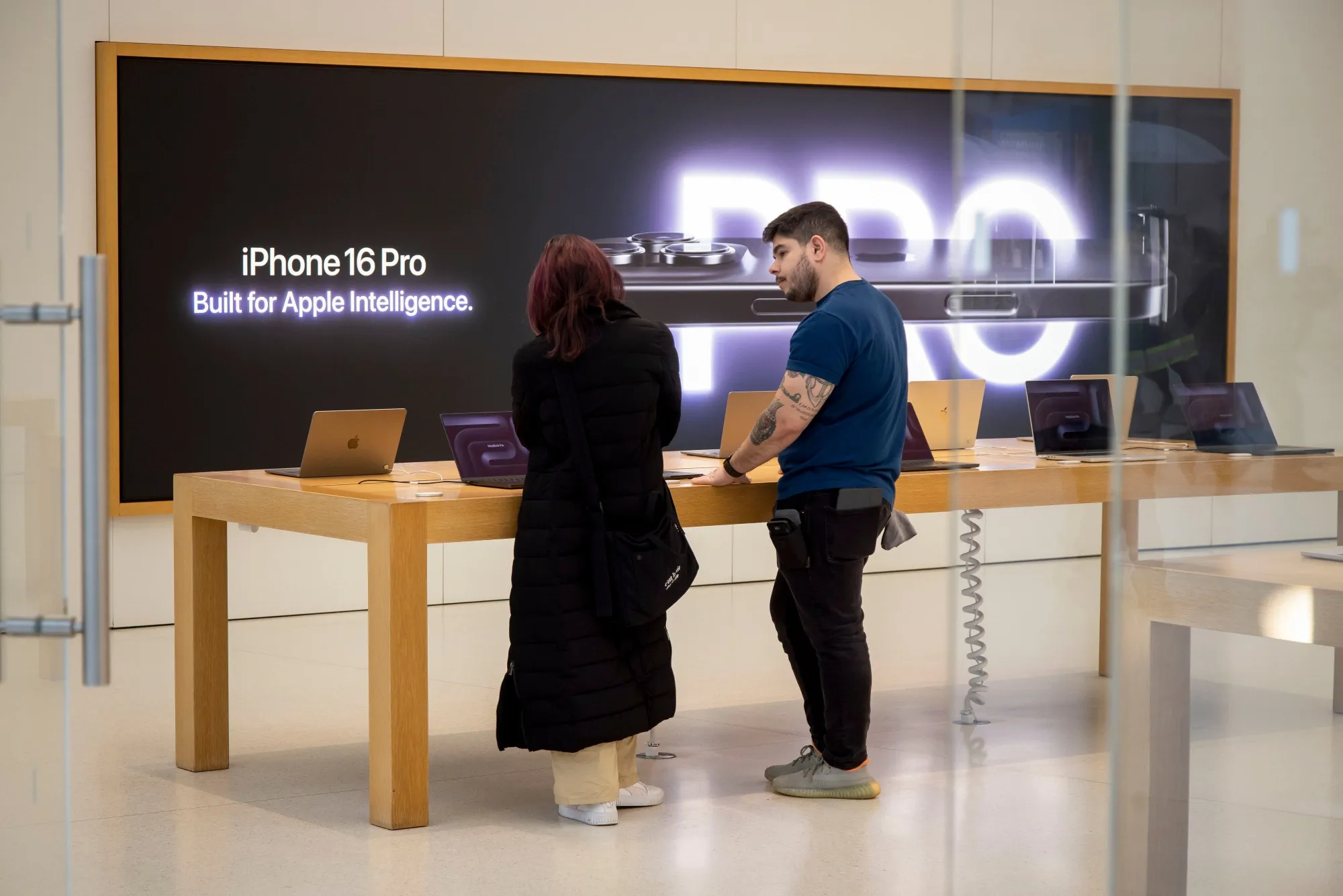 A delay with the company’s artificial intelligence-infused Siri digital assistant, gave further credence to the view that the company is struggling in the AI era.