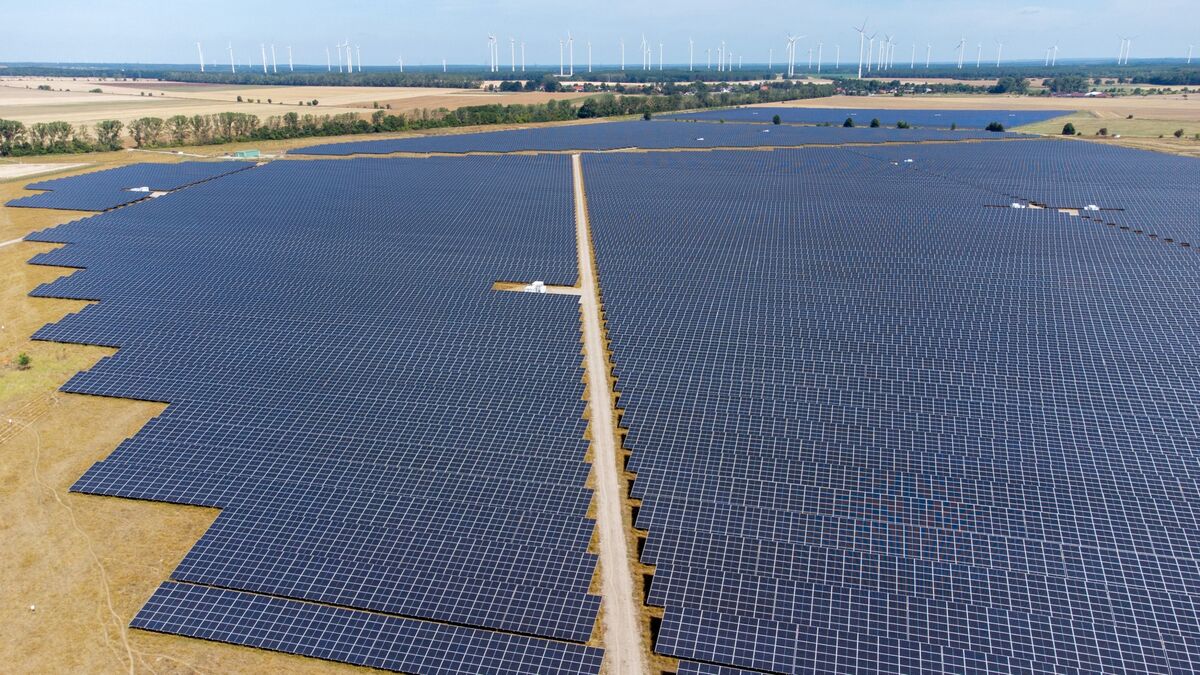 bloomberg.com - Eva Brendel - Europe's Green Power Revolution Softens Iran Energy Price Shock