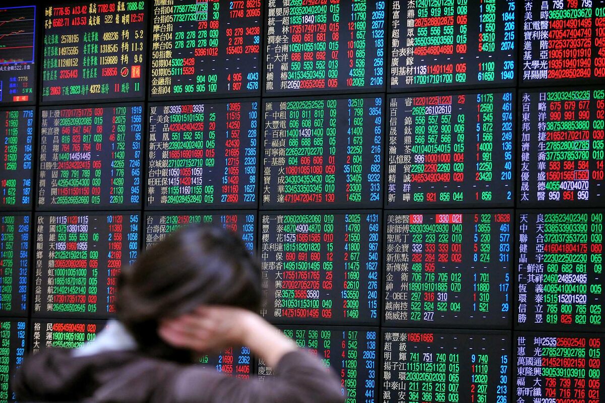 Taiwan Stock Index Rises Above 10,000 for First Time in 17 Years