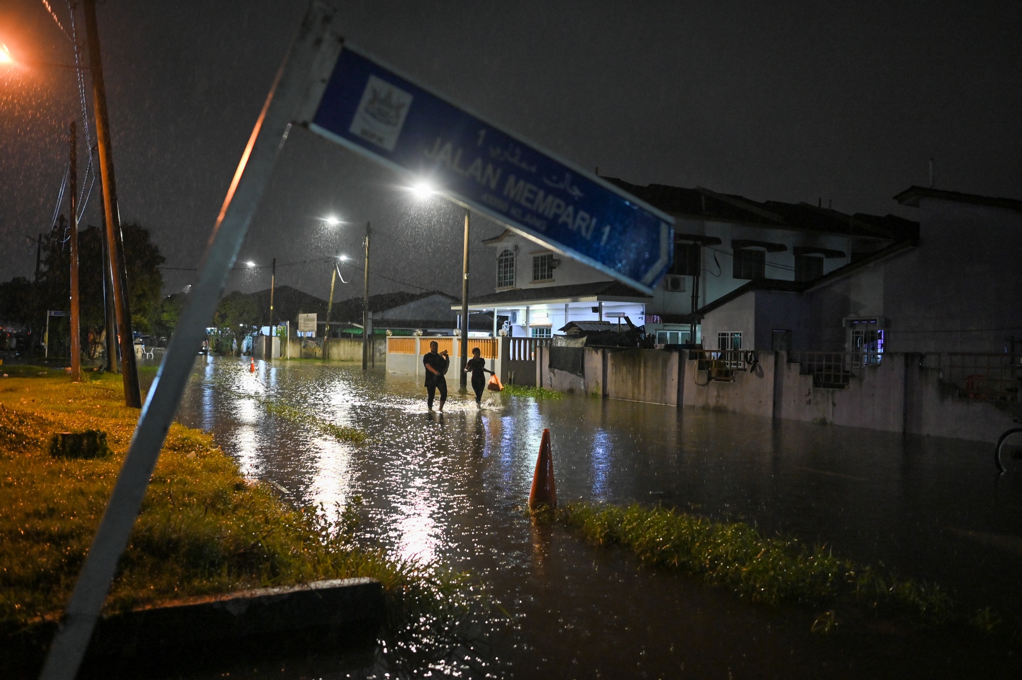 malaysia-evacuates-thousands-as-monsoon-season-flash-floods-hit-bloomberg