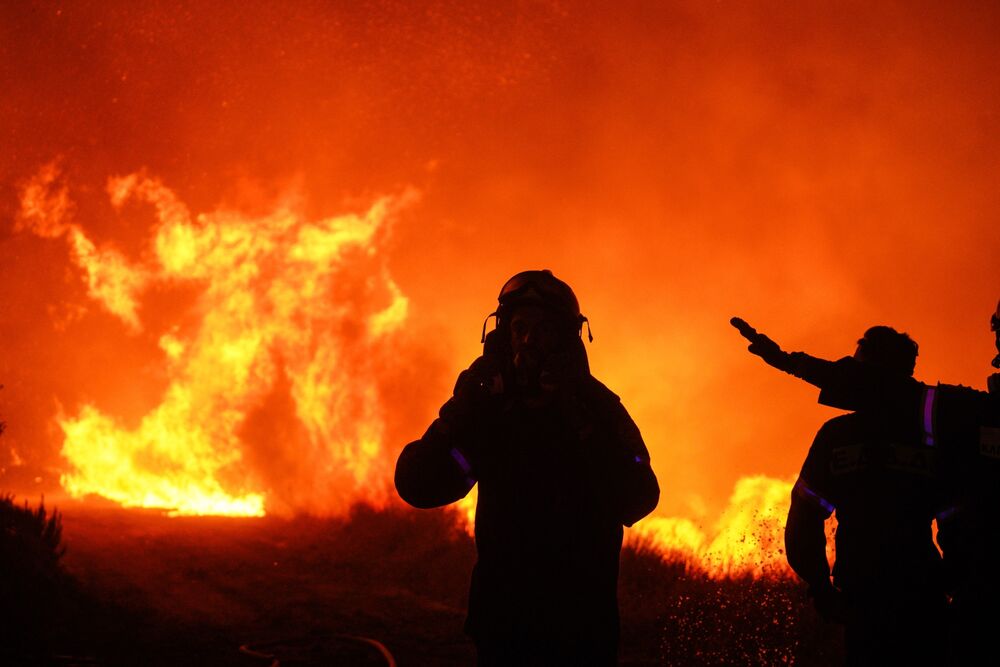 アテネ郊外で大規模な山火事、数千人が避難－欧州各地で猛暑の影響 - Bloomberg