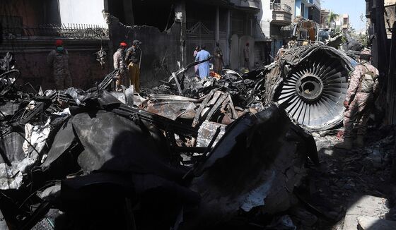 Pakistan Asks Residents to Hand Over Wreckage From Crashed Jet