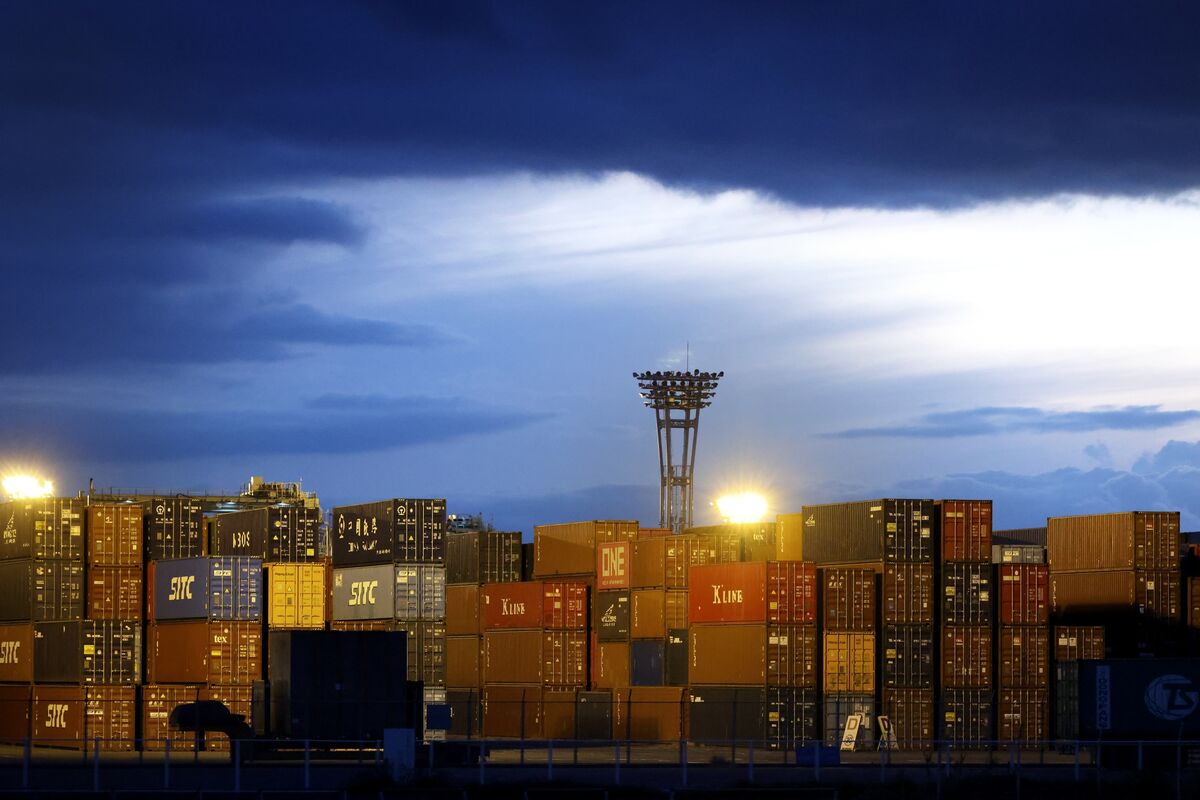 Japan Exports Rise First Time in Three Months, Aiding Recovery