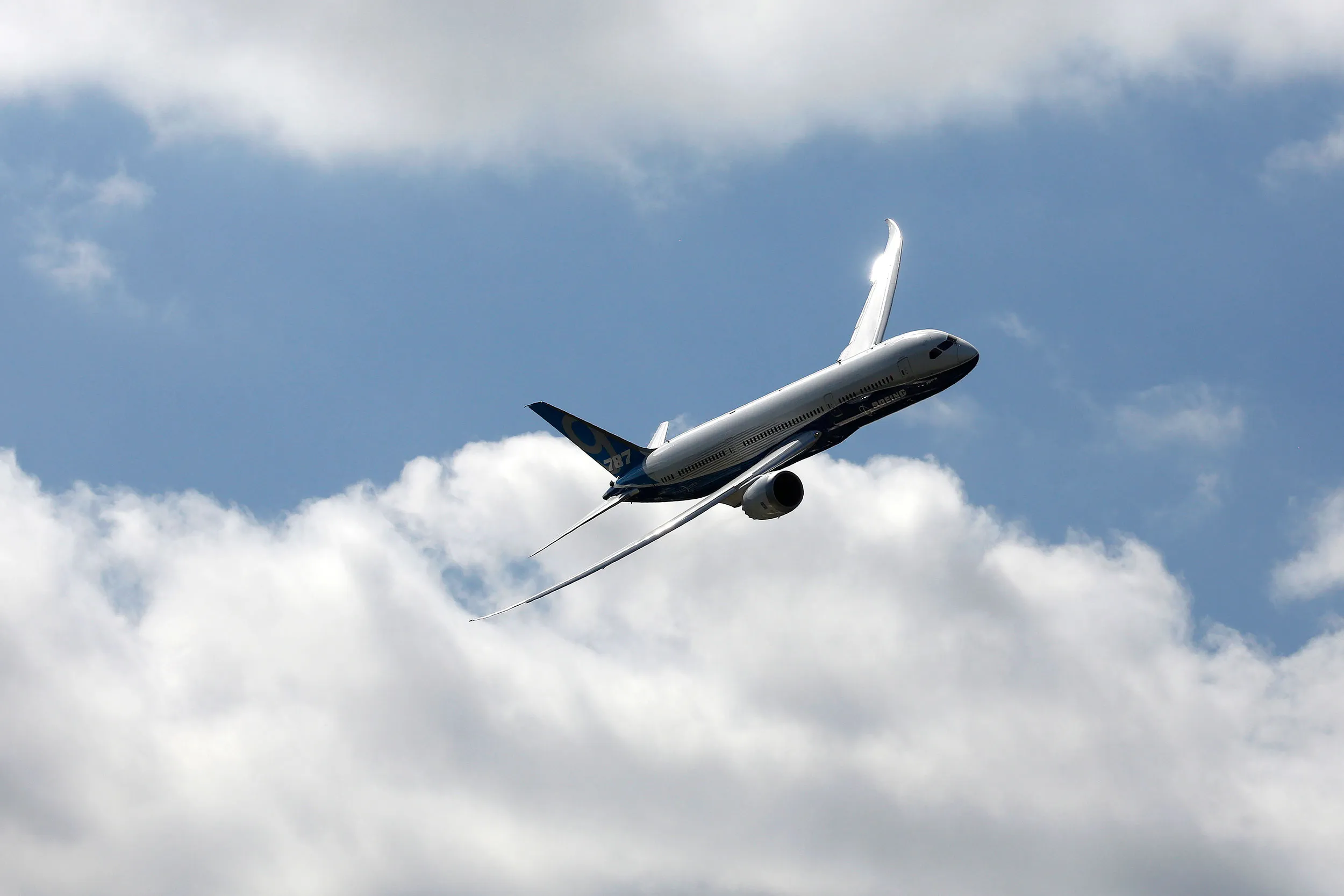 A Boeing 787-9 Dreamliner aircraft performs in an aerial flying display during the Farnborough International Airshow in Farnborough, U.K., on July 14, 2014.
