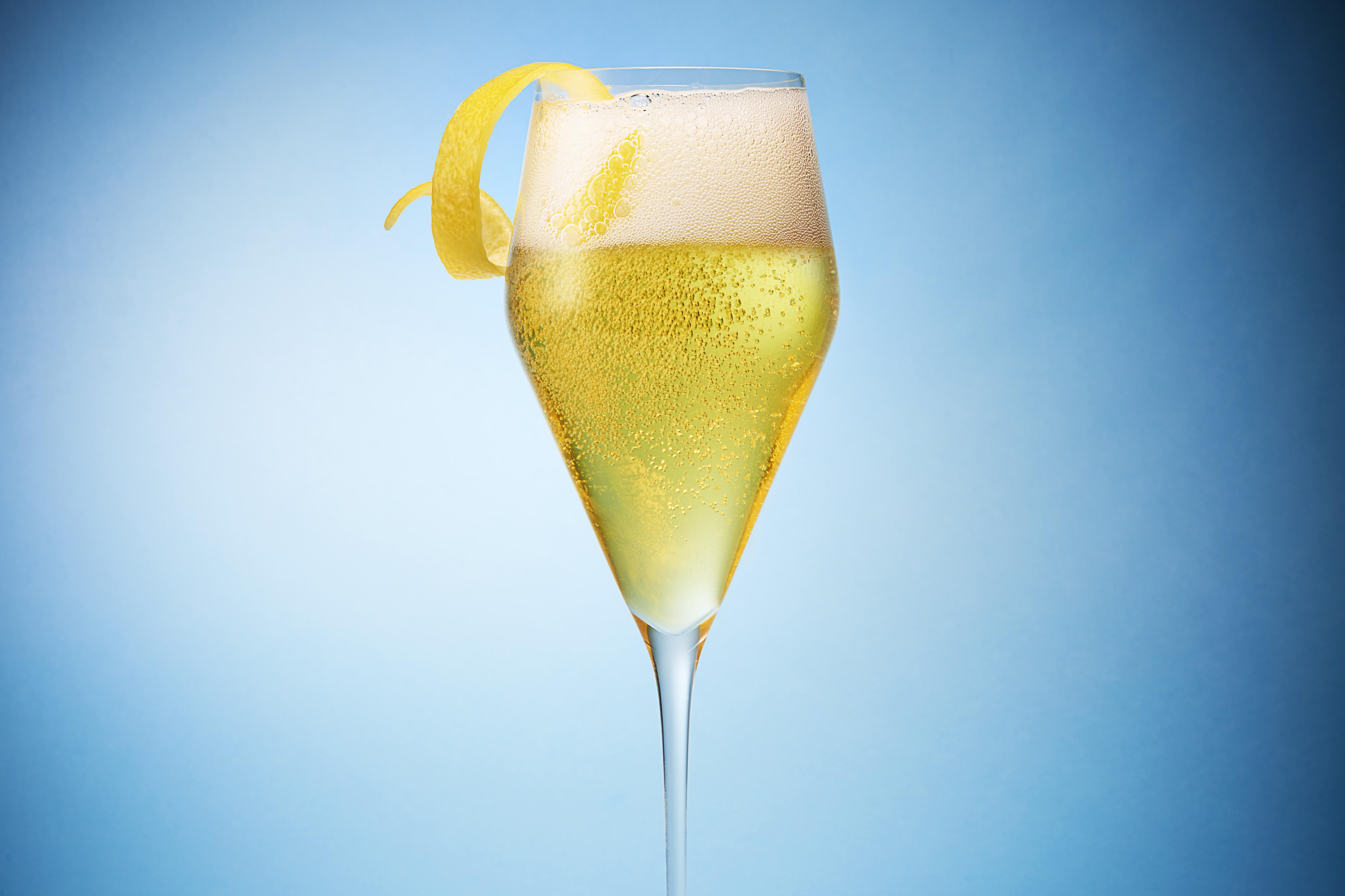 How to Make a French 75 Cocktail: Recipe With Cognac, Champagne - Bloomberg