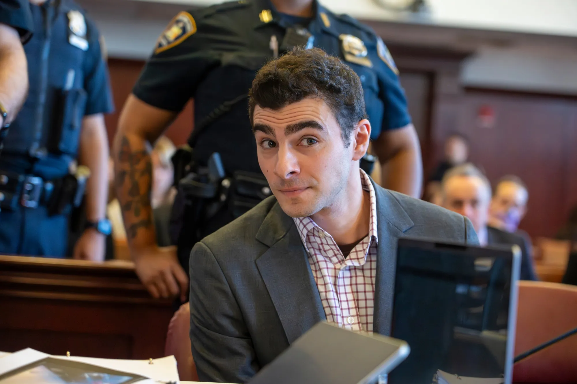 Luigi Mangione Tries to Toss Gun, Manifesto From Murder Case - Bloomberg