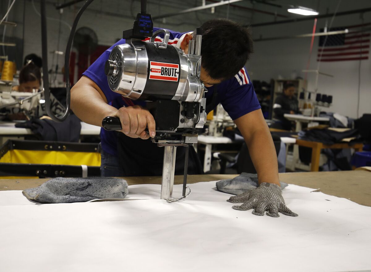 U.S. manufacturing expanded in December at the fastest pace in three months, as gains in orders and production capped the strongest year for factories since 2004, the Institute for Supply Management said Wednesday.