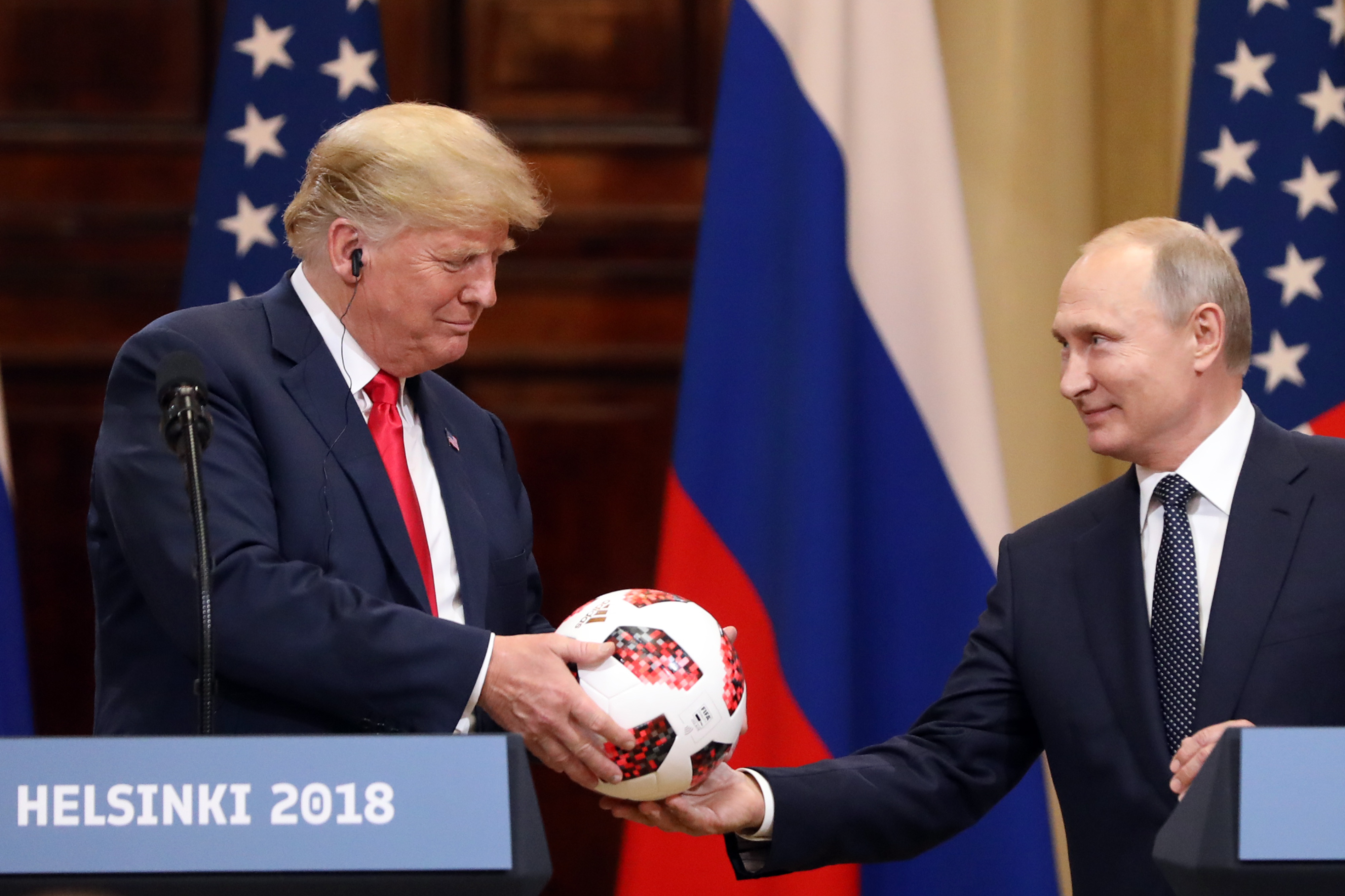 プーチン氏がトランプ氏に贈ったサッカーボール、通信用半導体搭載 - Bloomberg