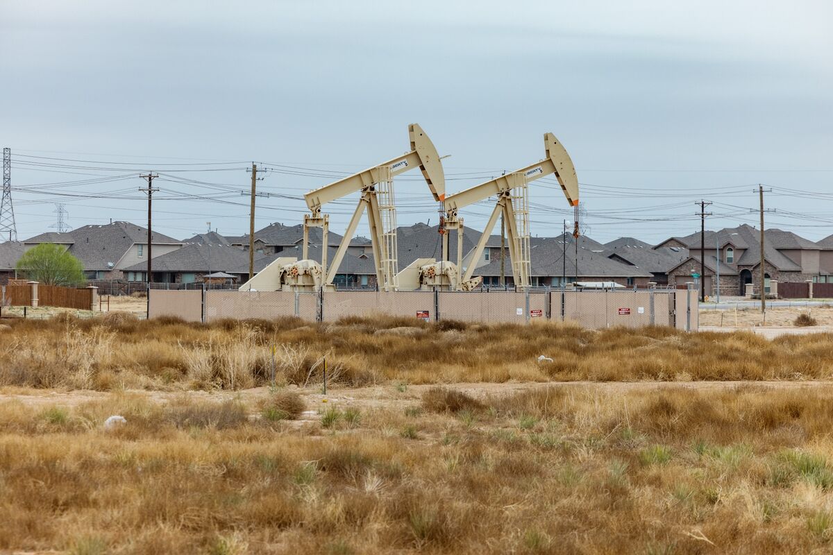 Oil Holds Three-Day Gain as Iran-US Clashes Lower Deal Prospects