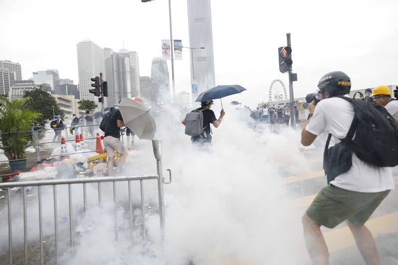 relates to 香港警察が催涙ガス－行政長官は秩序回復促す、条例撤回意思なし