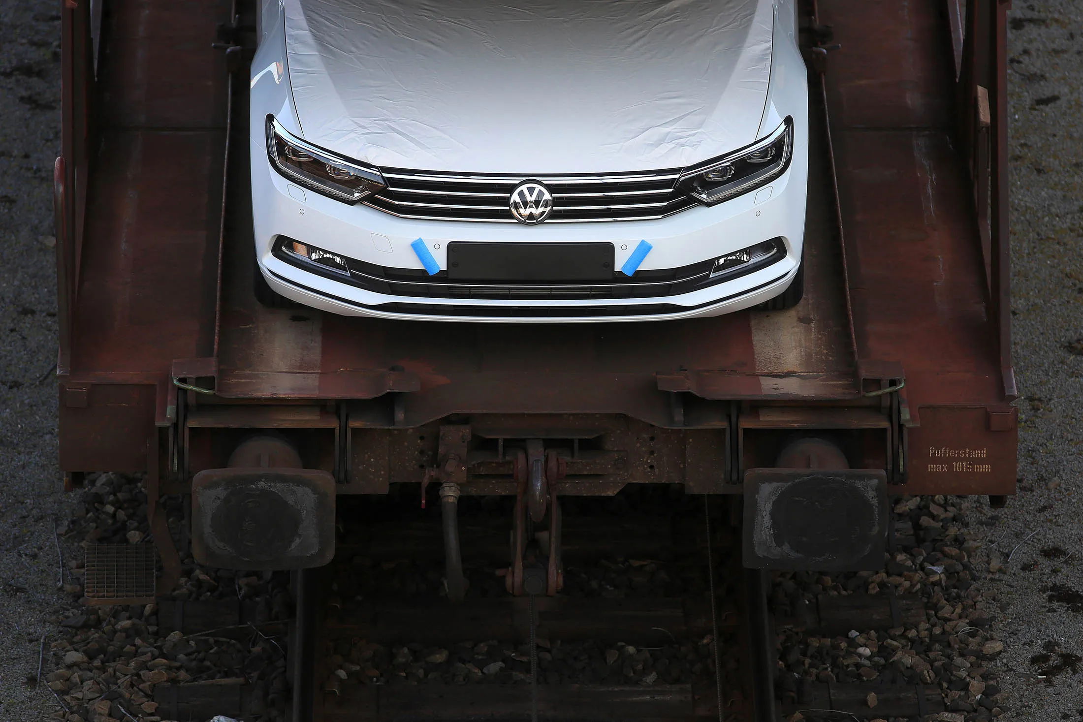 A new Volkswagen Passat automobile, manufactured by Volkswagen AG, sits on railway transporters in Munich, Germany, on Wednesday, March 17, 2016. Volkswagen is in talks with U.S. authorities to establish a national remediation fund and a separate one for California as punishment for pollution from its cars after the automaker cheated on diesel-emissions tests, said people familiar with the matter.

